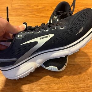 Women’s size 7 1/2 Brooks Ghost 15.